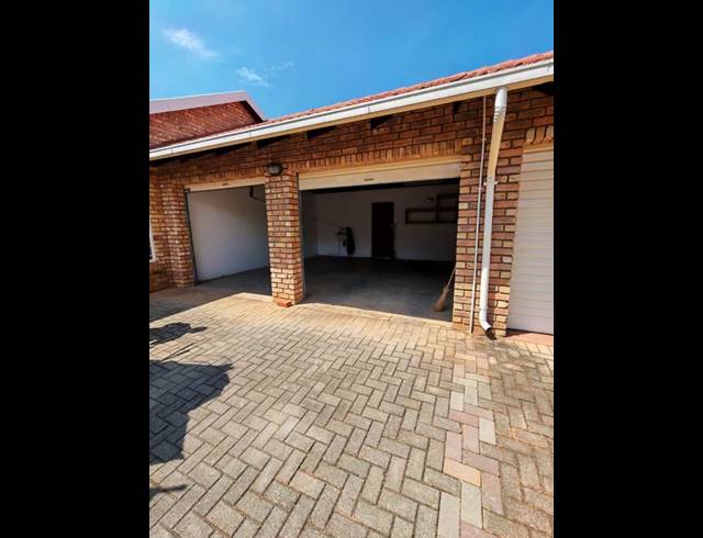 3 BEDROOM TOWNHOUSE FOR SALE IN DORANDIA